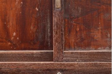 和製アンティーク　昭和中期　三方ナラ材　薄型の収納棚(戸棚、サイドボード)(R-048401)