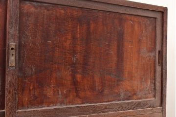 和製アンティーク　昭和中期　三方ナラ材　薄型の収納棚(戸棚、サイドボード)(R-048401)