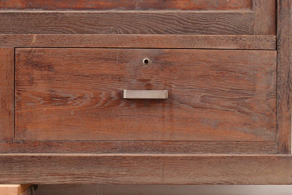 和製アンティーク　昭和中期　三方ナラ材　薄型の収納棚(戸棚、サイドボード)(R-048401)