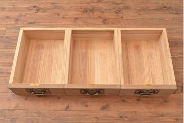 中古　国産　伝統工芸　桐屋田中製　優美な牡丹金具が品の良さを高める総桐材製の衣装箪笥(定価約60万円)(桐箪笥、整理箪笥、チェスト、引き出し、桐たんす)(R-048403)