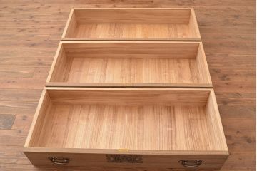 中古　国産　伝統工芸　桐屋田中製　優美な牡丹金具が品の良さを高める総桐材製の衣装箪笥(定価約60万円)(桐箪笥、整理箪笥、チェスト、引き出し、桐たんす)(R-048403)