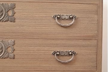 中古　国産　伝統工芸　桐屋田中製　優美な牡丹金具が品の良さを高める総桐材製の衣装箪笥(定価約60万円)(桐箪笥、整理箪笥、チェスト、引き出し、桐たんす)(R-048403)