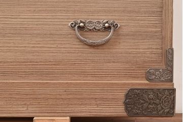 中古　国産　伝統工芸　桐屋田中製　優美な牡丹金具が品の良さを高める総桐材製の衣装箪笥(定価約60万円)(桐箪笥、整理箪笥、チェスト、引き出し、桐たんす)(R-048403)