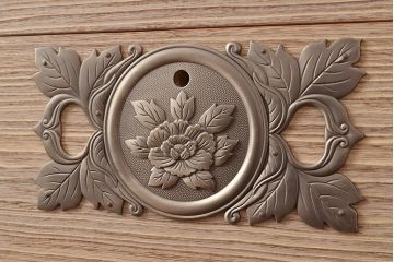 中古　国産　伝統工芸　桐屋田中製　優美な牡丹金具が品の良さを高める総桐材製の衣装箪笥(定価約60万円)(桐箪笥、整理箪笥、チェスト、引き出し、桐たんす)(R-048403)