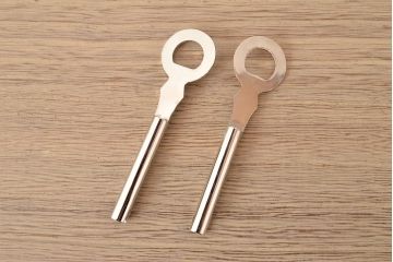 中古　国産　伝統工芸　桐屋田中製　優美な牡丹金具が品の良さを高める総桐材製の衣装箪笥(定価約60万円)(桐箪笥、整理箪笥、チェスト、引き出し、桐たんす)(R-048403)