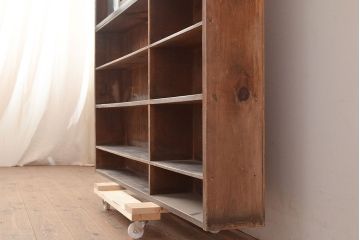 アンティーク家具　和製アンティーク　薄型サイズが珍しい収納棚(本棚、ブックシェルフ)(R-048405)