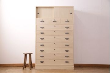 中古　上品な和の趣を漂わせる国産の総桐箪笥(衣装箪笥、和タンス、桐たんす)(R-048408)