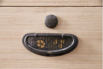 中古　上品な和の趣を漂わせる国産の総桐箪笥(衣装箪笥、和タンス、桐たんす)(R-048408)