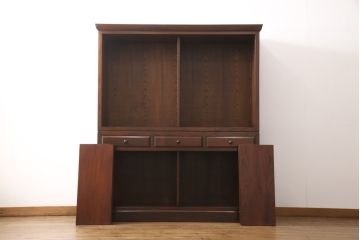 中古　九州民芸家具　引き戸の木目が魅力!上品な佇まいの食器棚(収納棚、キャビネット、飾り棚)(R-048409)