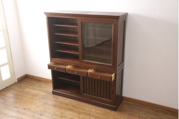中古　九州民芸家具　引き戸の木目が魅力!上品な佇まいの食器棚(収納棚、キャビネット、飾り棚)(R-048409)