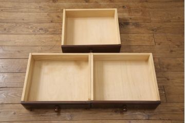 中古　九州民芸家具　引き戸の木目が魅力!上品な佇まいの食器棚(収納棚、キャビネット、飾り棚)(R-048409)