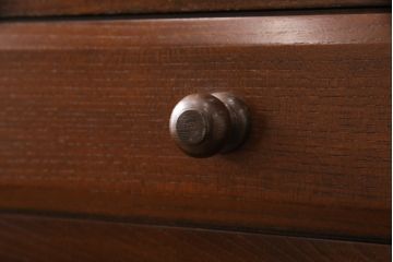 中古　九州民芸家具　引き戸の木目が魅力!上品な佇まいの食器棚(収納棚、キャビネット、飾り棚)(R-048409)