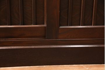 中古　九州民芸家具　引き戸の木目が魅力!上品な佇まいの食器棚(収納棚、キャビネット、飾り棚)(R-048409)