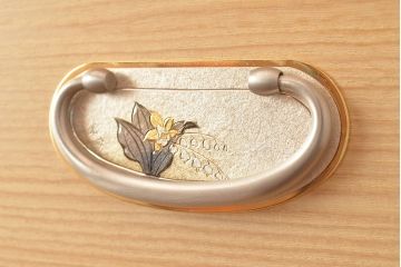 中古　伝統工芸品　伝統工芸士・横山松雄作　かくし付き!すずらんの意匠金具が愛らしい加茂総桐箪笥(総桐たんす、整理箪笥、引き出し、チェスト、衣装タンス)(R-048412)