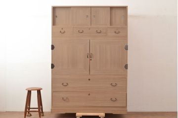 中古　国産　衣装盆付き　素朴な風合いが魅力の総桐箪笥(着物箪笥、衣装箪笥、和タンス、引き出し、チェスト、桐たんす)(R-048413)