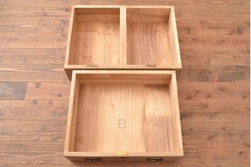 中古　国産　衣装盆付き　素朴な風合いが魅力の総桐箪笥(着物箪笥、衣装箪笥、和タンス、引き出し、チェスト、桐たんす)(R-048413)