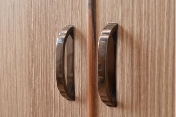 中古　国産　衣装盆付き　素朴な風合いが魅力の総桐箪笥(着物箪笥、衣装箪笥、和タンス、引き出し、チェスト、桐たんす)(R-048413)