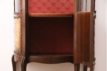 中古　スペイン製　輸入家具　マホガニー材　エレガントな雰囲気を醸しだす半円型のショーケース(ガラスケース、キャビネット、飾り棚、コレクションケース)(R-048414)