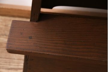 和製アンティーク　大きめサイズが嬉しい、ヒノキ材製のレトロな踏み台(ステップ台、飾り台、花台)(R-048426)