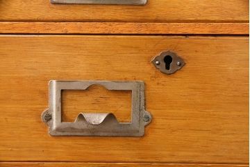 和製アンティーク　ネームプレート付きが嬉しい、ナラ材製の小引き出し(引き出し、チェスト)(R-048427)