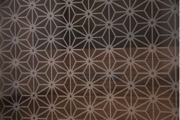 和製アンティーク　当店オリジナル模様のガラス入り!和の趣溢れる総桐材製の箪笥ローボード(戸棚、テレビ台、テレビボード、時代箪笥)(R-048430)