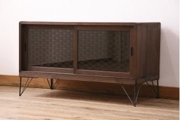 和製アンティーク 和の趣あふれる、オリジナル組子入りガラスの箪笥ローボード(戸棚、テレビ台、テレビボード、時代箪笥)(R-048431)