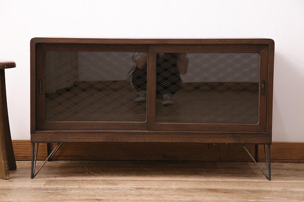 和製アンティーク 和の趣あふれる、オリジナル組子入りガラスの箪笥ローボード(戸棚、テレビ台、テレビボード、時代箪笥)(R-048431)