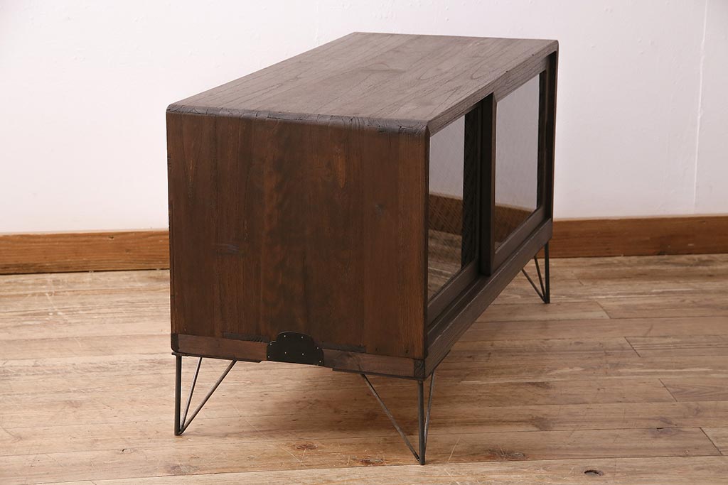 和製アンティーク 和の趣あふれる、オリジナル組子入りガラスの箪笥ローボード(戸棚、テレビ台、テレビボード、時代箪笥)(R-048431)