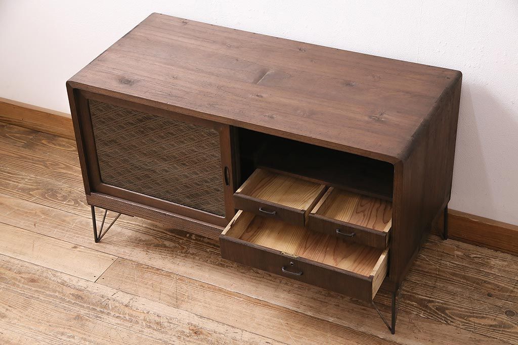 和製アンティーク 和の趣あふれる、オリジナル組子入りガラスの箪笥ローボード(戸棚、テレビ台、テレビボード、時代箪笥)(R-048431)