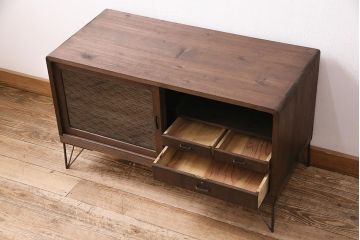 和製アンティーク 和の趣あふれる、オリジナル組子入りガラスの箪笥ローボード(戸棚、テレビ台、テレビボード、時代箪笥)(R-048431)