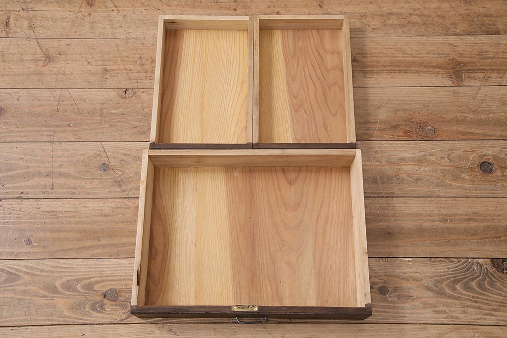 和製アンティーク 和の趣あふれる、オリジナル組子入りガラスの箪笥ローボード(戸棚、テレビ台、テレビボード、時代箪笥)(R-048431)