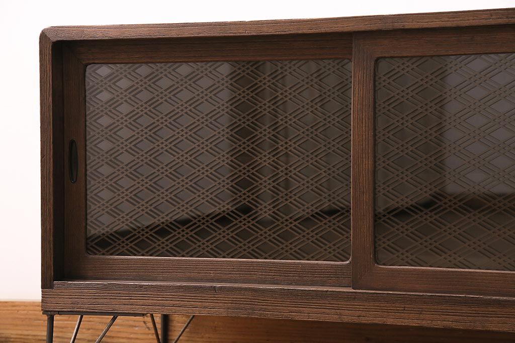 和製アンティーク 和の趣あふれる、オリジナル組子入りガラスの箪笥ローボード(戸棚、テレビ台、テレビボード、時代箪笥)(R-048431)