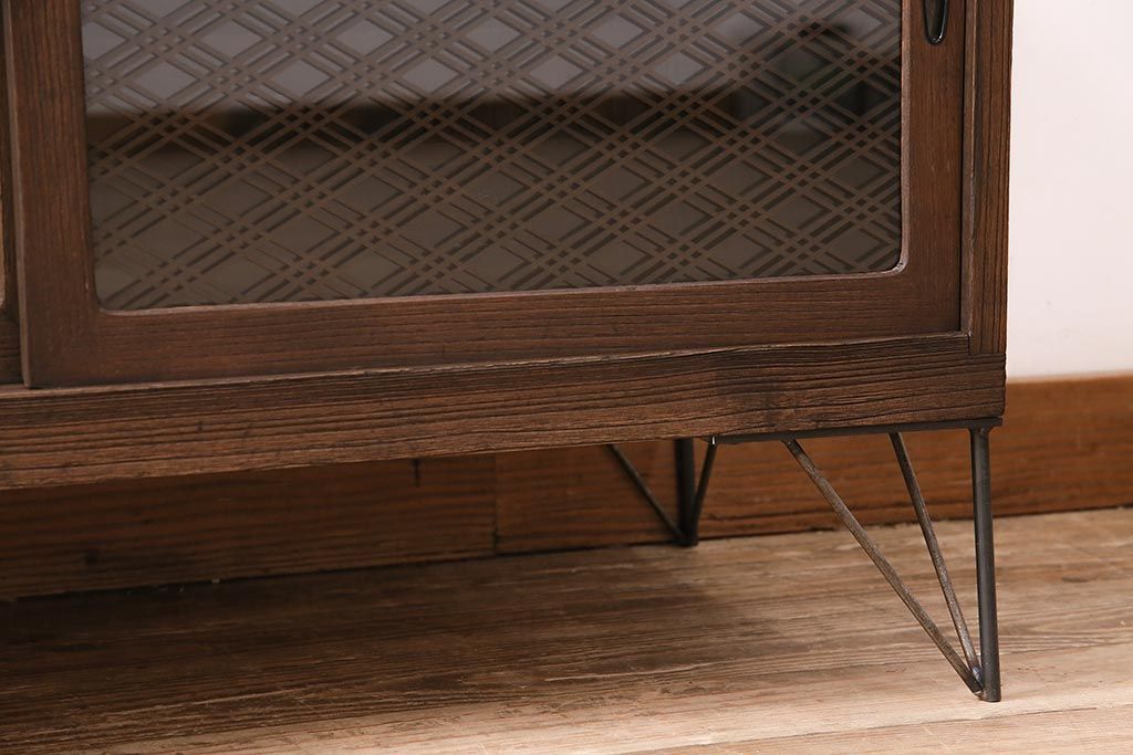 和製アンティーク 和の趣あふれる、オリジナル組子入りガラスの箪笥ローボード(戸棚、テレビ台、テレビボード、時代箪笥)(R-048431)