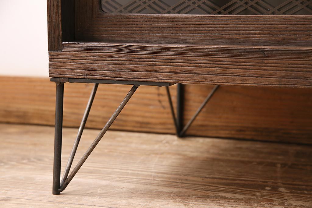 和製アンティーク 和の趣あふれる、オリジナル組子入りガラスの箪笥ローボード(戸棚、テレビ台、テレビボード、時代箪笥)(R-048431)