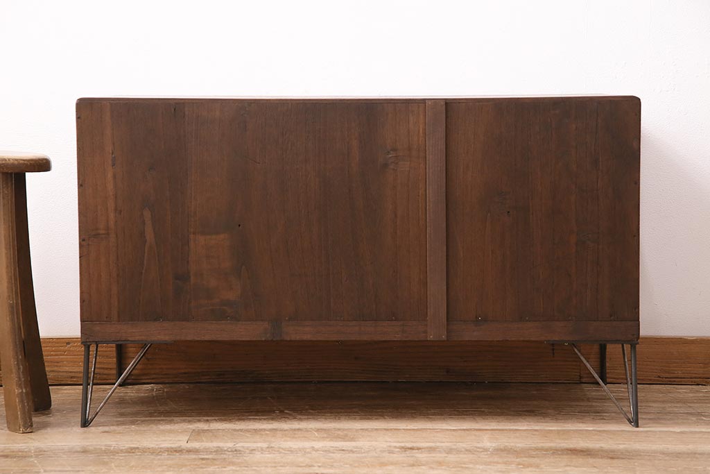 和製アンティーク 和の趣あふれる、オリジナル組子入りガラスの箪笥ローボード(戸棚、テレビ台、テレビボード、時代箪笥)(R-048431)