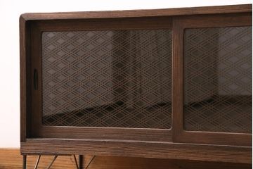 和製アンティーク　和の趣あふれる、オリジナル組子入りガラスの箪笥ローボード(戸棚、テレビ台、テレビボード、時代箪笥)(R-048431)