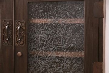 和製アンティーク　桐タンスリメイク!!　結霜ガラスと金具が上品な趣を醸し出すテレビ台(ローボード、収納棚、テレビボード)(R-048445)