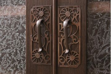 和製アンティーク　桐タンスリメイク!!　結霜ガラスと金具が上品な趣を醸し出すテレビ台(ローボード、収納棚、テレビボード)(R-048445)