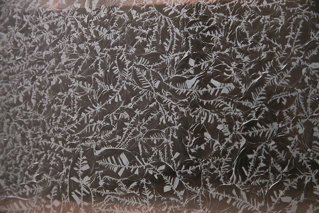 和製アンティーク　桐タンスリメイク!!　結霜ガラスと金具が上品な趣を醸し出すテレビ台(ローボード、収納棚、テレビボード)(R-048445)