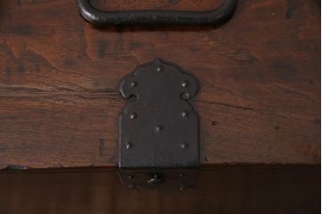 和製アンティーク　米沢産　黒い金具が渋いかっこ良さを漂わせる、総栗材製の硯箱(小引き出し)(R-048446)