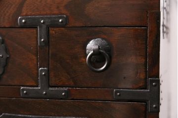 和製アンティーク　米沢産　黒い金具が渋いかっこ良さを漂わせる、総栗材製の硯箱(小引き出し)(R-048446)