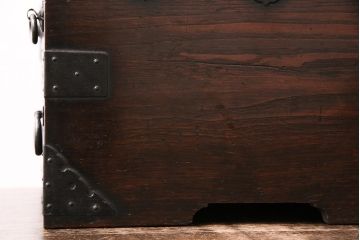 和製アンティーク　米沢産　黒い金具が渋いかっこ良さを漂わせる、総栗材製の硯箱(小引き出し)(R-048446)