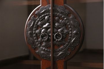 中古　伝統民芸家具　岩谷堂箪笥　存在感のある黒い金具が目を引くサイドボード(収納棚、戸棚、キャビネット)(R-048450)