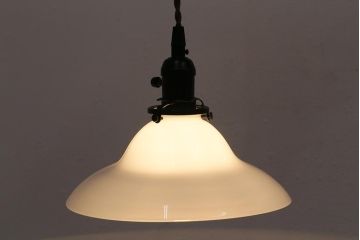 アンティーク照明　昭和中期　柔らかな曲線のフォルムがレトロな雰囲気を醸し出す天井照明(ペンダントライト、吊り下げ照明)(R-048458)