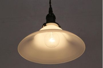 アンティーク照明　昭和中期　柔らかな曲線のフォルムがレトロな雰囲気を醸し出す天井照明(ペンダントライト、吊り下げ照明)(R-048458)