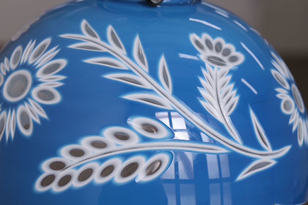 アンティーク照明　青空のようなブルーが空間のアクセントになる切子ガラス電笠照明　レプリカ(被せガラス、天井照明、吊り下げ照明、ペンダントライト)(R-048463)