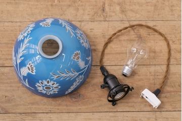 アンティーク照明　青空のようなブルーが空間のアクセントになる切子ガラス電笠照明　レプリカ(被せガラス、天井照明、吊り下げ照明、ペンダントライト)(R-048463)