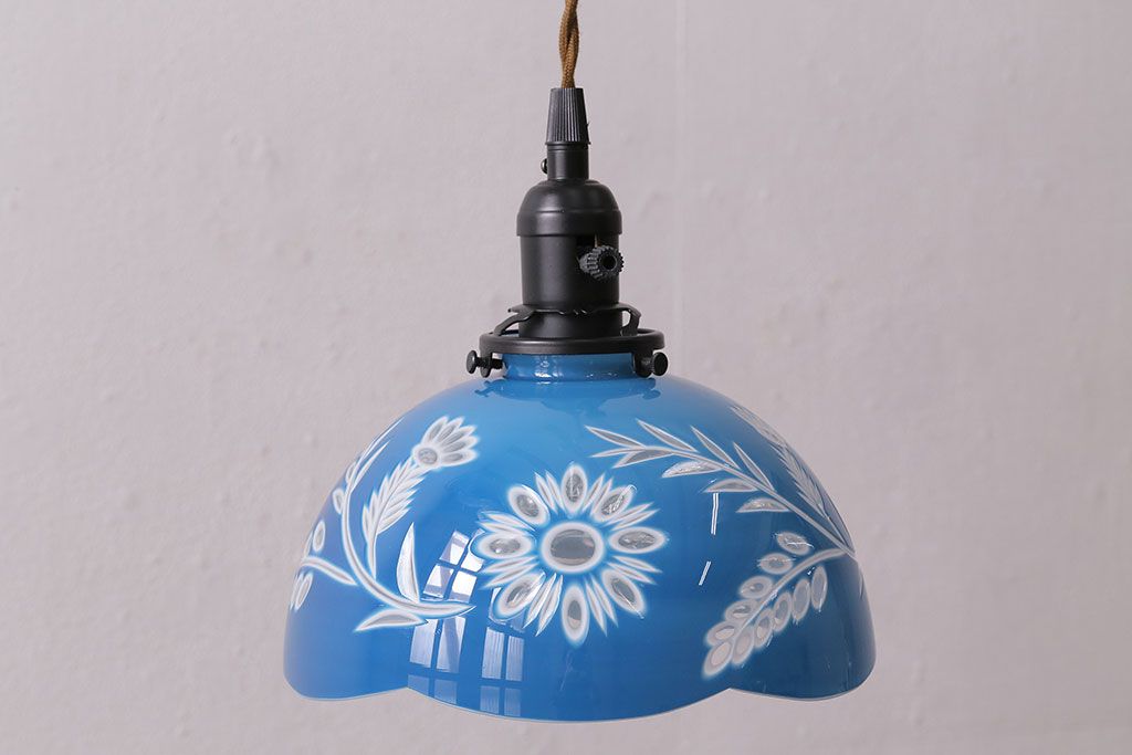 アンティーク照明　青空のようなブルーが空間のアクセントになる切子ガラス電笠照明　レプリカ(被せガラス、天井照明、吊り下げ照明、ペンダントライト)(R-048464)