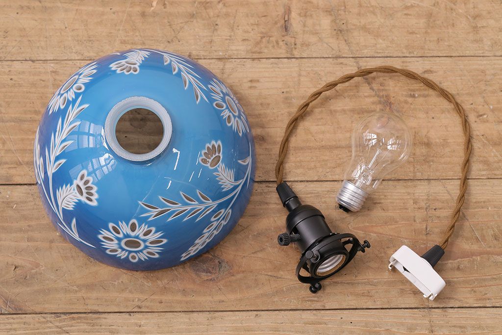 アンティーク照明　青空のようなブルーが空間のアクセントになる切子ガラス電笠照明　レプリカ(被せガラス、天井照明、吊り下げ照明、ペンダントライト)(R-048464)