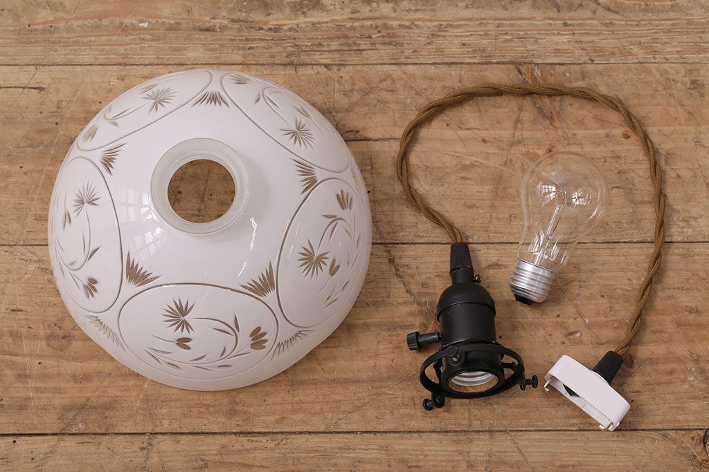 アンティーク照明　端正な美しさが際立つ爽やかな切子ガラス電笠照明　レプリカ(被せガラス、天井照明、吊り下げ照明、ペンダントライト)(R-048465)